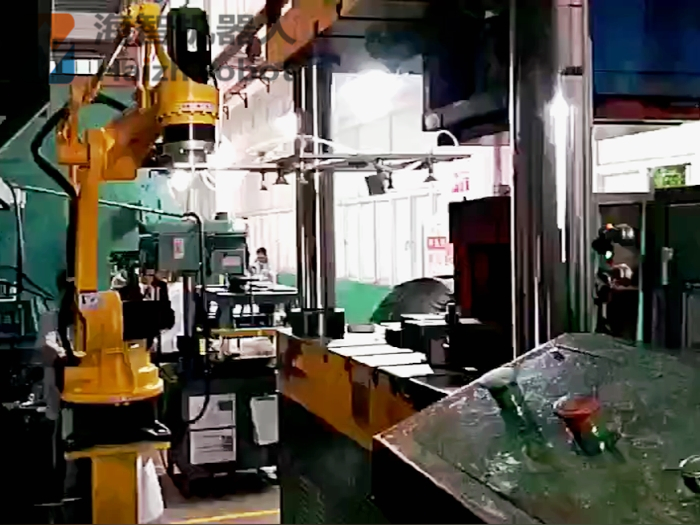 機(jī)器人沖床自動化生產(chǎn)！